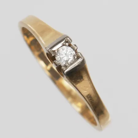 Ring med diamant, 1xca0,07ct, stl 16¾, bredd ca 2mm, gravyr, 18K  Vikt: 2 g