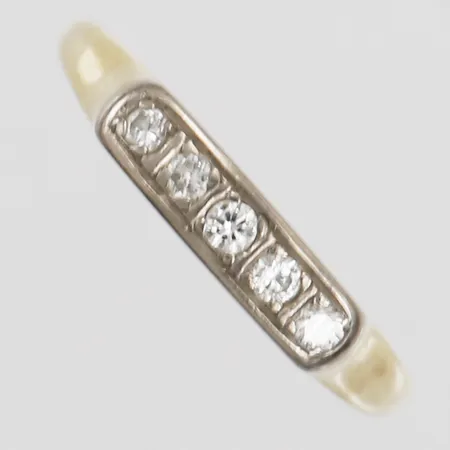 Ring med diamanter 6xca0,03ct, stl 17½, bredd ca 1-3mm, 14K  Vikt: 1,6 g