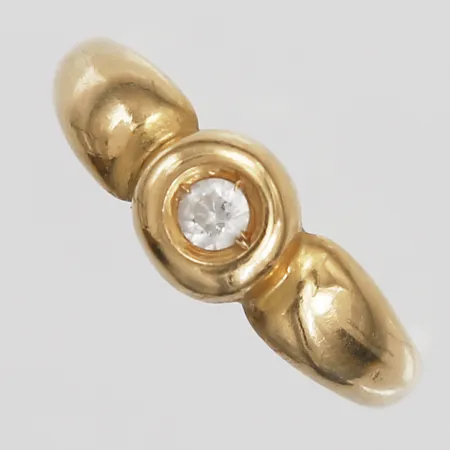 Ring med sten, sl 17, bredd ca 1,5-6mm, 18K  Vikt: 1,6 g