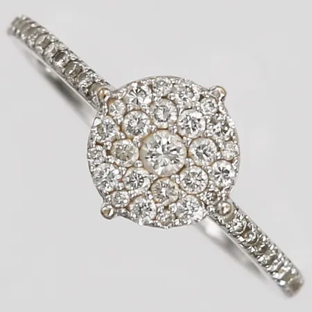 Ring med diamanter 32xca0,005ct, 16xca0,01ct, 1xca0,04ct, stl 16, bredd 1-8mm, vitguld, 18K Vikt: 2,1 g