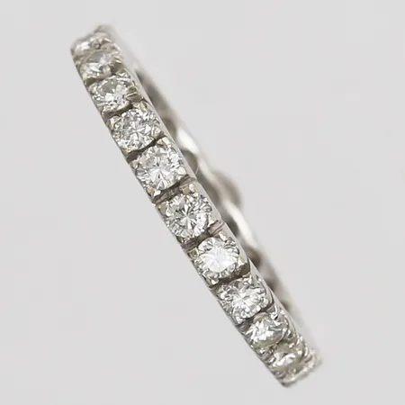 Ring, helallians, med briljantslipade diamanter, 25 x ca 0,03ct, totalt ca 0,75ct, kvalitet ca W-Cr(H-J)/VS-SI, stl: 15, 18K vitguld Vikt: 2,1 g