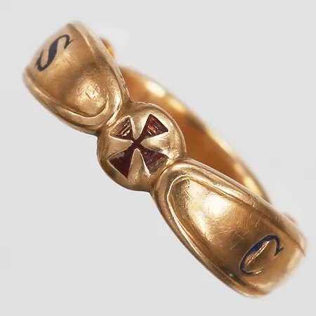 Ordensring, Frimurarna, med texten SCD emalj, kraftigt slitage på emalj samt emaljbortfall, stl: 22¾, gravyr, 18K guld Vikt: 10,8 g