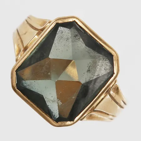 Klackring med syntetisk spinell, stl: 18¾, 18K guld, bruttovikt 5,6gr Vikt: 5,6 g