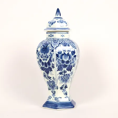 Lockurna, Delft, Holland, fasetterad balusterform samt med underglasyrblå blomsterdekor, modern tillverkning, höjd 29cm, smärre slitage, mindre krackelyr. Skickas med paket.
