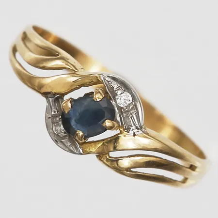 Ring med oval safir, samt åttkantsslipade diamanter, stl: 17¼, 18K guld Vikt: 1,8 g