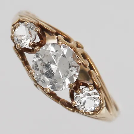 Ring med syntetiska vita spineller, stl: 18, Finska stämplar, gravyr, 14K guld Vikt: 2,5 g