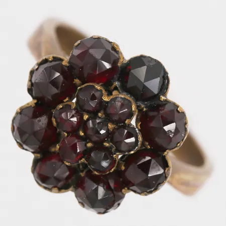 Ring med granater, stl 17½, bredd 2-14mm, gulmetall, slitage.