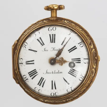 Spindelur, Jacob Kock (hovurmakare, verksam i Stockholm 1762-1803), Ø50mm, boetten stämplad år 1771, verk signerat Jac : Kock / Stockholm samt numrerad 212, emaljerad urtavla med romerska siffror, möjligen senare visare, mindre skador på emalj och glas, nyckel saknas, 18K guld, bruttovikt 91g.