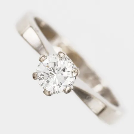 Ring med briljantslipad diamant 0,42ct enligt gravyr, kvalitet ca TW(F-G)/VS, stl: 15¾, gravyr, 18K vitguld, 3,3gram Vikt: 3,3 g