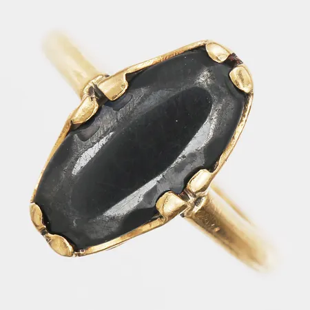 Ring med hematit, stl: 16, bredd: 2 - 15 mm, 18K guld. Vikt: 3,2 g