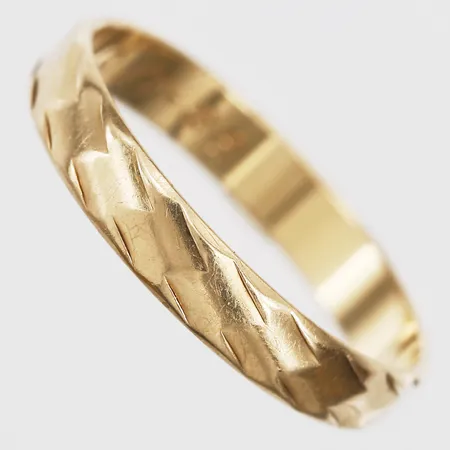Ring, Schalin Bror Guld AB, Östersund år 1988, stl: 20½, bredd: 4 mm, gravyr, 18K guld. Vikt: 3,1 g