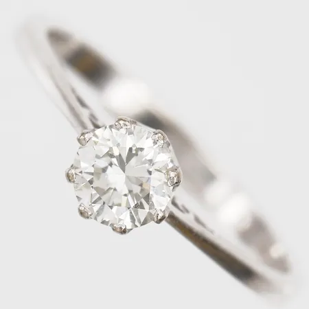 Ring, briljantslipad diamant 0,53ct enl. gravyr, kvalitet ca W-TCr(H-I)/VS, nagg, stl: 17¾, 18K vitguld Vikt: 2,4 g