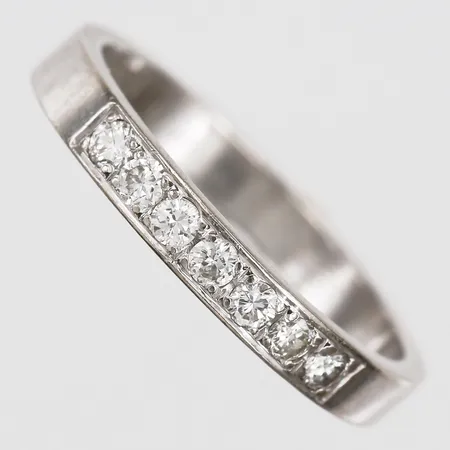 Ring, halvallians, med briljantslipade diamanter 7 x ca 0,04ct, totalt ca 0,28ct,  kvalitet ca TW-W(G-H)/VS, stl: 18½, 18K vitguld Vikt: 4,1 g