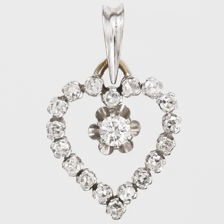Hänge med briljantslipad diamant ca 0,15ct samt åttkantsslipade diamanter 18 x ca 0,02ct, kvalitet ca TW-W (G-H)/VS, längd 25mm, bredd 15mm, 18K vitguld Vikt: 2,5 g