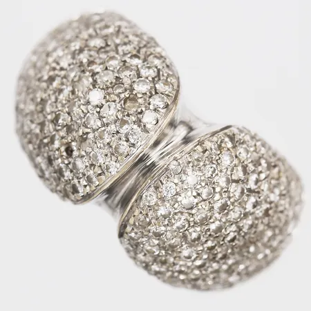 Ring med briljantslipade diamanter, tre stenar saknas, ett tiotal stenas skadade/defekta, stl: 17, italienska stämplar, 18K vitguld Vikt: 15,1 g