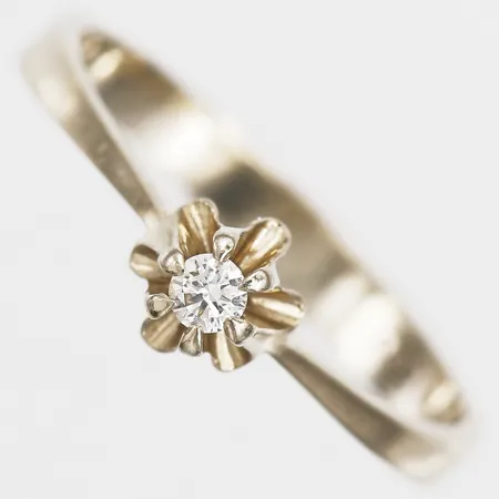 Ring med briljantslipad diamant, 0,06ct enligt gravyr, kvalitet ca TW-W(G-H)/VS, stl: 17, 18K vitguld  Vikt: 2 g