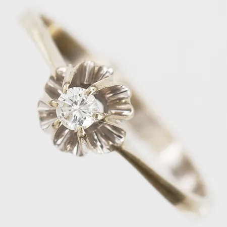 Ring med briljantslipad diamant ca 0,10ct, kvalitet ca TW-W(G-H)/VS, stl: 17¾, svenska importstämplar, 18K vitguld  Vikt: 2,1 g