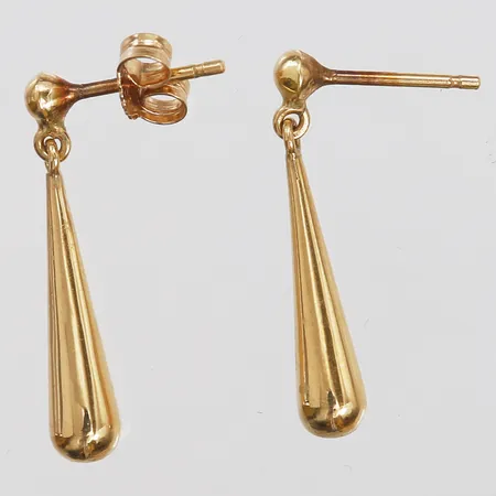 Ett par örhängen i form av droppar, höjd: 25 mm, bredd: 1 - 5 mm, en snurrebuss saknas, 18k guld. Vikt: 1,6 g