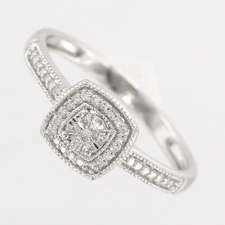 Ring vitguld med diamanter ca 0,24ctv, GHA, stl 17¾, bredd framtill ca 8mm, fint skick, med originalask från Albrekts Guld Vikt: 2,7 g