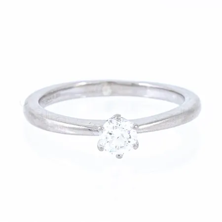 Solitärring i 18K vitguld med 1 x 0,25ct briljantslipad diamant (ca W/si) i sexklofattning. Den är 1,7 - 4,8 mm bred, är i storlek 16 och väger 2,9g. Caratvikt stämplad i ringen. Stämplad GHA (Iduna AB, Varberg) & 750.