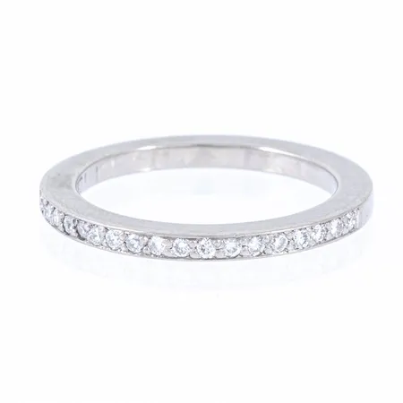 Alliansring i 18K vitguld med 18 x ca 0,01ct briljantslipade diamanter i fadenfattning. Den är 1,9 mm bred, är i storlek 17 och väger 3,8g. Stämplad 18K.