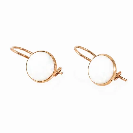 Hängande örhängen i 14K guld med vita opaler (troligen imitation). De är 8,4 mm breda, 16,3 mm långa och väger 0,8g inklusive stenar.