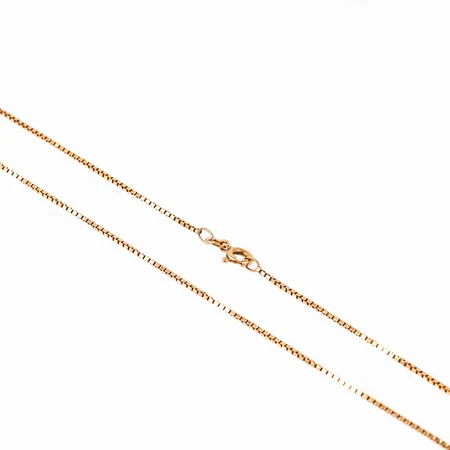 Kedja Venezia i 18K guld. Den är 1 mm bred, 46 cm lång och väger 4,4g. Springring.