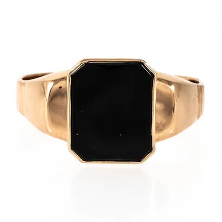 Klackring i 18K guld med svart sten (troligen svart agat eller onyx). Den är 3,5 - 12,5 mm bred, är i storlek 21¼ och väger 5,6g inklusive sten. Tillverkad 2008 av Bengt Hallberg Guldsmeds AB i Köping. Stämplad 18K. Nyskick.