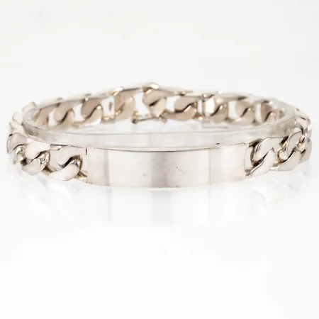 Armband Pansar med gravyrplatta, silver (925/1000). Det är mm brett, 21 cm långt och väger 43,7g. Silverstämpel & Importstämpel.