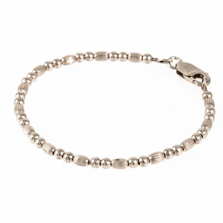 Armband i silver (925/1000), kulor på vajer. Det är 3,2 mm brett, 17 cm långt och väger 5,0g. Stämplad GFAB (Guldfynd AB, Solna) & 925. Karbinhake.