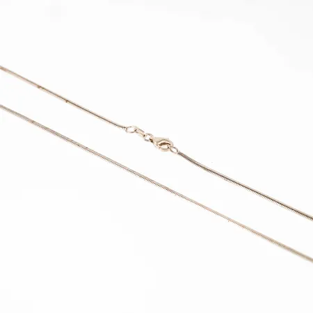 Kedja Fyrkantig Ormlänk i silver (925/1000). Den är 1 mm brett, 45 cm långt och väger 4,8g. Karbinhake. Stämplad SCO (Svedbom & Co, Solna) & 925.