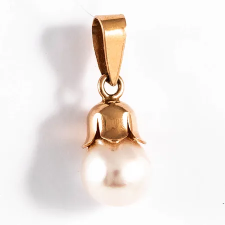 Hänge i 18K guld med odlad vit pärla Ø 7,8 mm. Det är 7,8 mm brett, 20,8 mm långt och väger 1,4g inklusive pärla. Stämplad CESON (Ceson Guldvaru AB, Göteborg), 18K & Kattfot. Ojämn pärla. Limrester. 