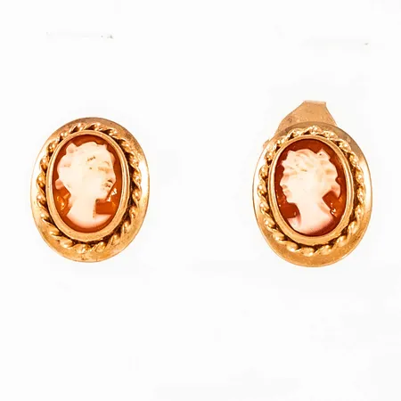 Örhängen Camé i 18K guld. De är 9,3 - 11,4 mm och väger 1,7g inklusive caméer. En snurrebuss saknas.