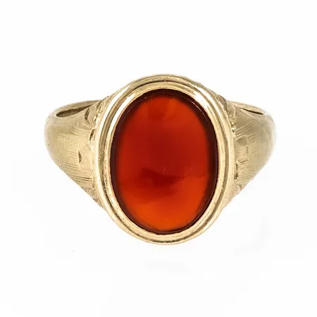 Klackring i 14K guld med röd orange sten. Den är 3,1 - 16 mm bred, är i storlek 19 och väger 7,3g inklusive sten. Personlig gravyr. Repor på sten.