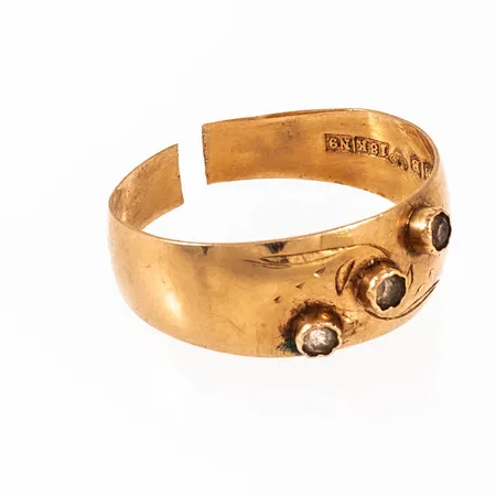 Defekt ring i 18K guld. Vikt: 1,4g.