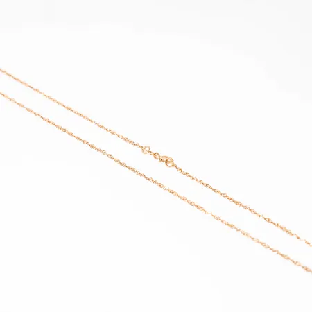 Kedja Singapore i 18K guld. Den är 1,3 mm bred, 38 cm lång och väger 1,0g. Stämplad GHA (Guldfynd Sverige AB) & 750. Springring.