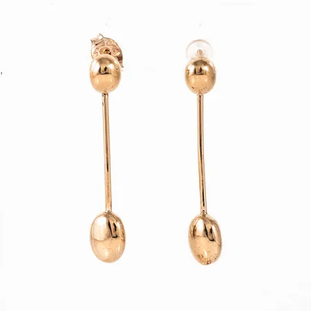 Örhängen i 8K guld, hängande modell. De är 4,6 - 5,7 mm bred, 30 mm lång och väger 2,0g. En snurrebuss saknas, men ny i plast medföljer.