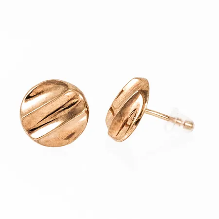 Örhängen i 18K guld. De är 10 x 10 mm och väger 0,7g. Snurrebussar saknas, men nya i plast medföljer. Buckla på baksidan av ena örhänget.