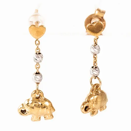 Örhängen i 18K guld med detaljer i vitguld. Hängande modell med elefanter. De är 8,7 mm breda, 23 mm långa och väger 1,7g. En snurrebuss saknas, men ny i plast medföljer. 
