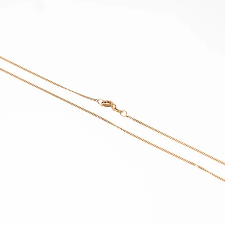 Kedja Pansar i 18K guld. Den är 1 mm bred, 42 cm lång och väger 1,6g.
