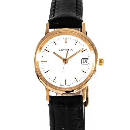 Damur Certina i 14K guld med svart läderband. Boett Ø 24 mm. Safirglas. Quartz. Den går. Bruttovikt: 16,5g. C:a nettovikt: 5.0g.