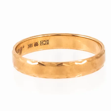 Graverat guld i 18K. Vikt: 3,4g.
