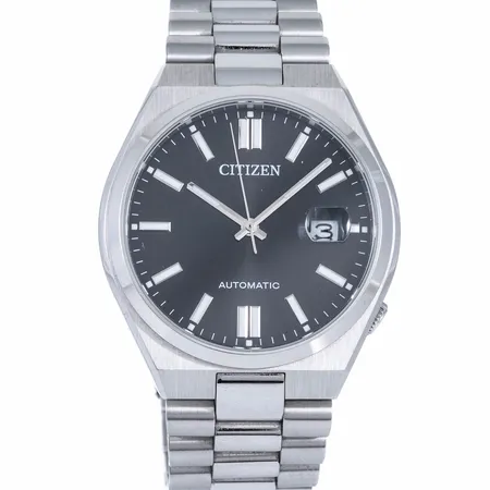 Herrur Citizen Tsuyosa NJ0150-81E i stål. Automatiskt urverk. Boett Ø 40 mm, höljets höjd 12 mm. Vattentät 5 bar. Svart urtavla. Safirglas. Glasbaksida. Innermått stängd c:a 19 cm. Viklås. Tillsynes oanvänd. 3 extra länkar, ask och originalkvitto från 2024-07-02 medföljer.
