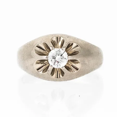 Ring i 18K vitguld med en briljantslipad diamant 0,45ct (c:a W/si; livlig lyster). Den är 3,5 - 12 mm bred, är i storlek 20 och väger 9,3g. Caratvikt ingraverad. Stämplad VW & 18K. Slitna klor, sten sitter löst. 