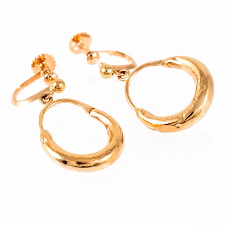 Hängande örhänge i form av omarbetade mormorscreoler. De är 16,2 mm bred, 26,2 mm lång och väger 2,8g. Skruvmekanik. Stämplad 18K & Kattfot.