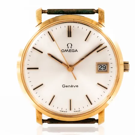 Herrur Omega Genéve i 18K guld. Manuell. Boett Ø 34 mm. Datum. Plexiglas. Gravyr MoDo. Repor på glaset. 