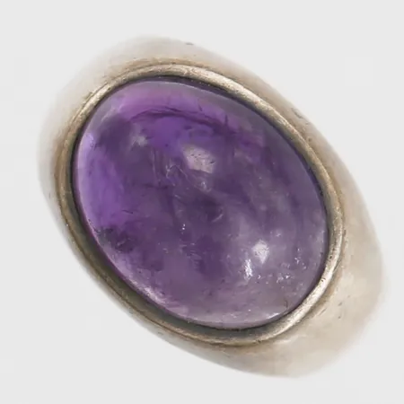 Ring med ametist, stl: 15½, bredd: 4 - 12 mm, spår av förminskning, nagg på sten, silver. Vikt: 5,7 g