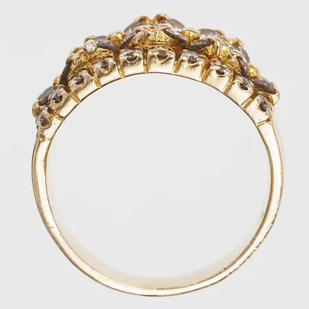 Ring med briljantslipade diamanter, totalt ca 1,00ct, kvalitet Lt.Brown (K-M)/SI, stl: 18¼, ostämplad, 18K guld Vikt: 9 g