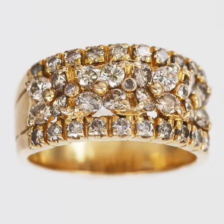 Ring med briljantslipade diamanter, totalt ca 1,00ct, kvalitet Lt.Brown (K-M)/SI, stl: 18¼, ostämplad, 18K guld Vikt: 9 g