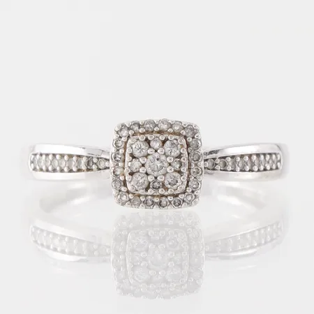 Ring vitguld med diamanter, Guldfynd AB, storlek 16 mm, bredd 1.7-6 mm, 18k. Vikt: 2,5 g